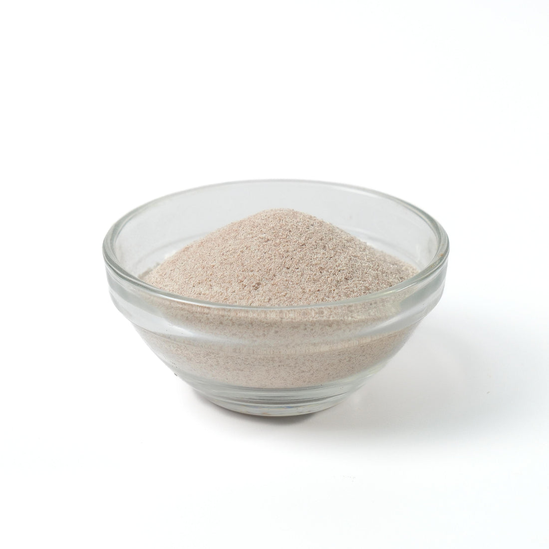 Finely milled instant milk tea powder dissolving quickly in a clear glass with hot water for fast bubble tea making.